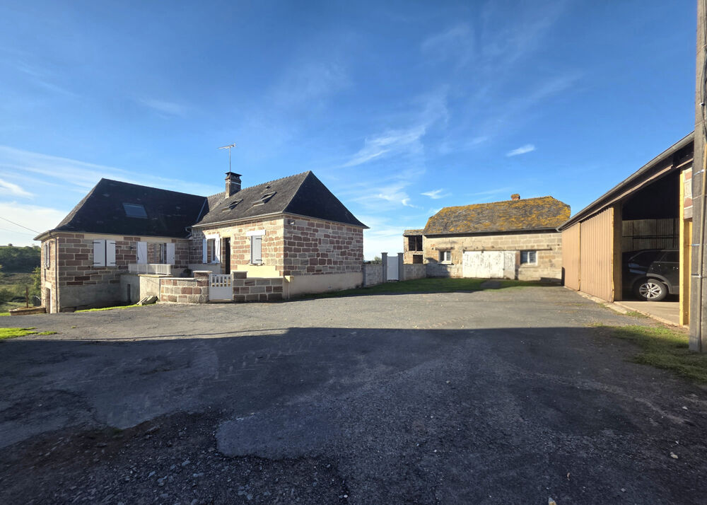 Corps de ferme isolé avec 55 hectares attenants et habitations rénovée