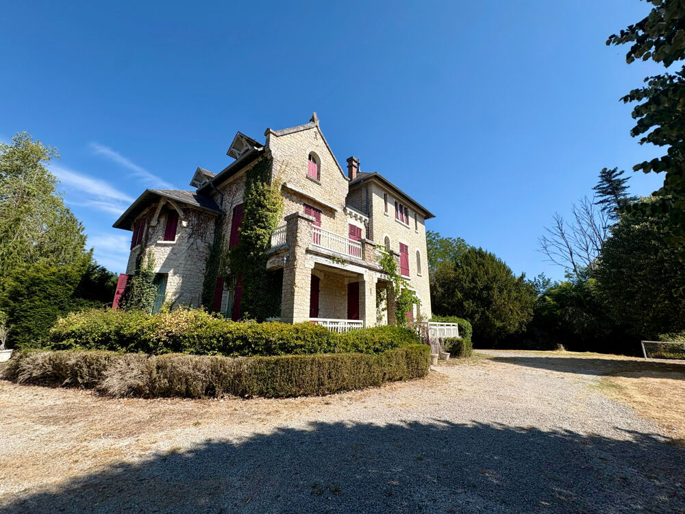 à vendre  Propriété/château Hautefort (24390)
