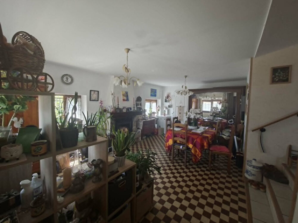 Maison individuelle en pierre, 136 m2, 4 chambres, terrain arboré clos de 1364 m2 Evriguet