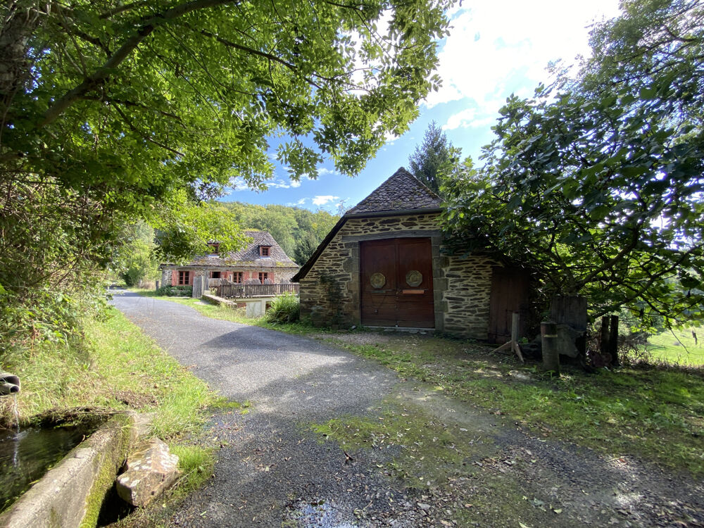 CHARMANT ENSEMBLE EN PIERRE A LA CAMPAGNE