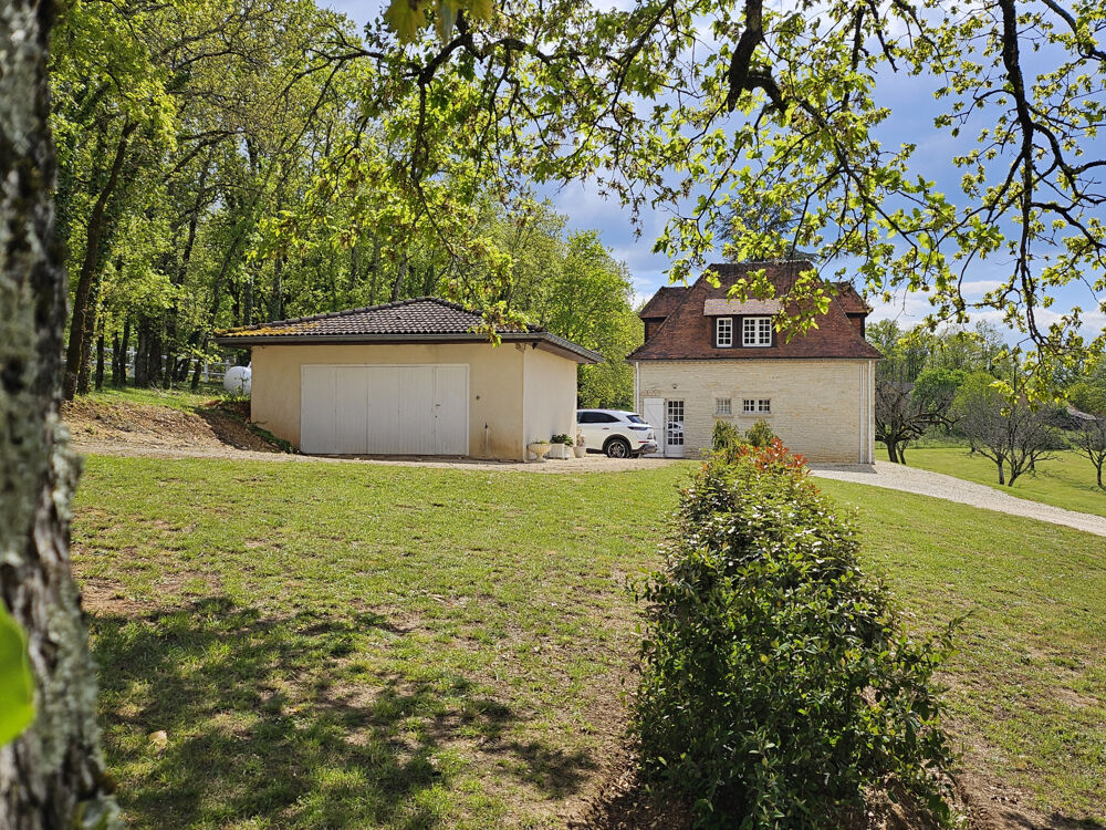 Maison en pierres entièrement relookée dans beau cadre de vie