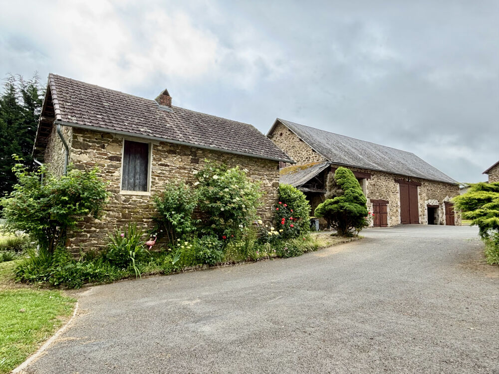 Bel ensemble immobilier situé à 2 minutes de pompadour, avec dépendances, grange, four à pain et pêcherie
