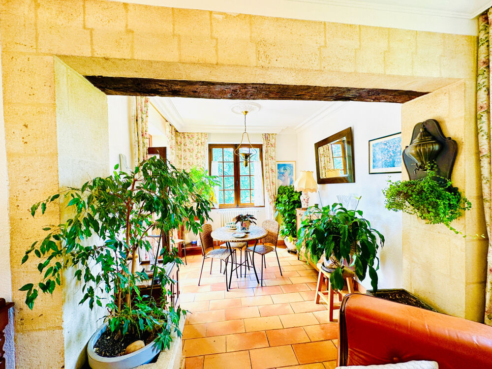 EXCLUSIVITE - Vaste demeure de caractère sur sous sol avec son appartement sur un parc clos de 2080m2