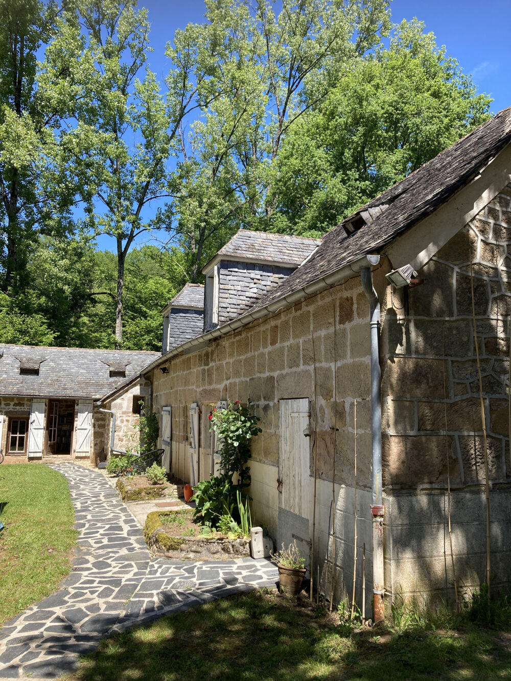Maison en pierre de 190 m2 et dépendances
