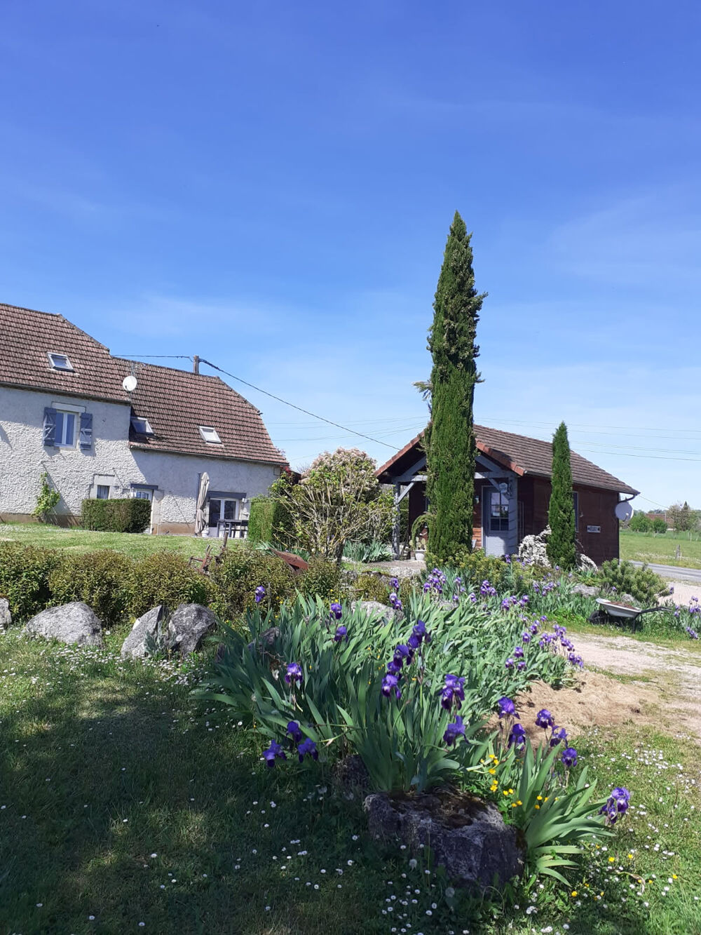 BEL ENSEMBLE EN PIERRE AVEC VUE PANORAMIQUE