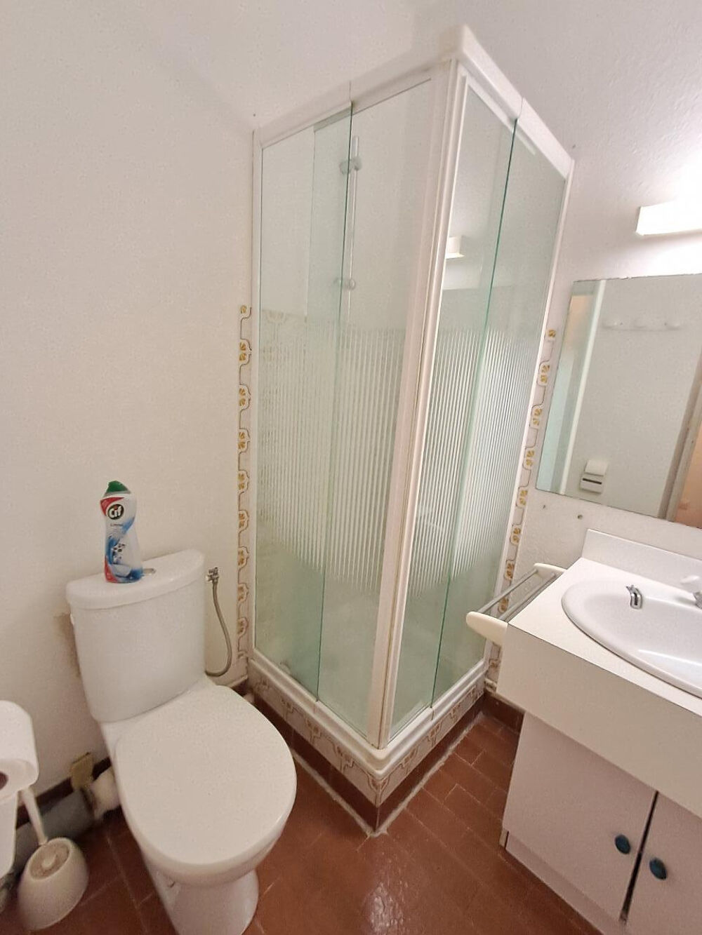 Studio cabine avec ascenseur et piscine.