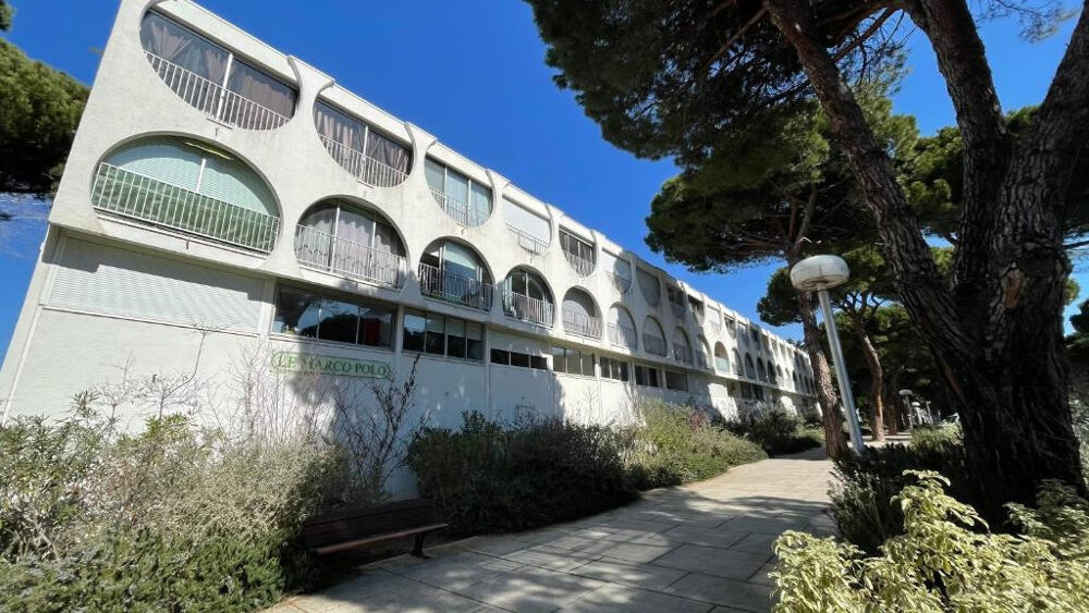 Appartement de type 2 traversant avec parking privatif.