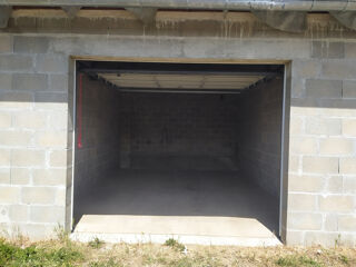  Parking / Garage à louer 1 pièce 28 m²
