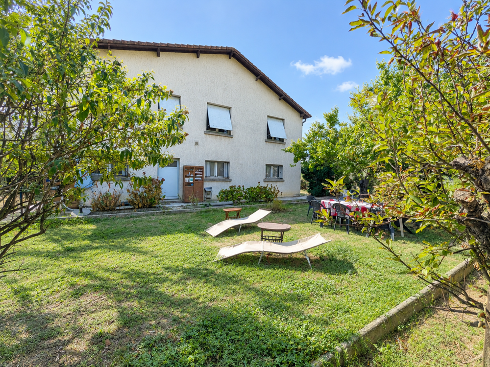 Maison à étage avec combles et jardin autour