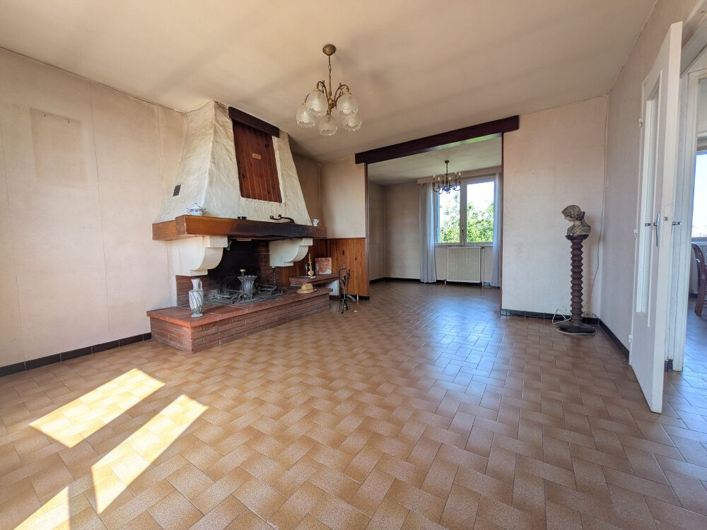 Maison à étage avec combles et jardin autour