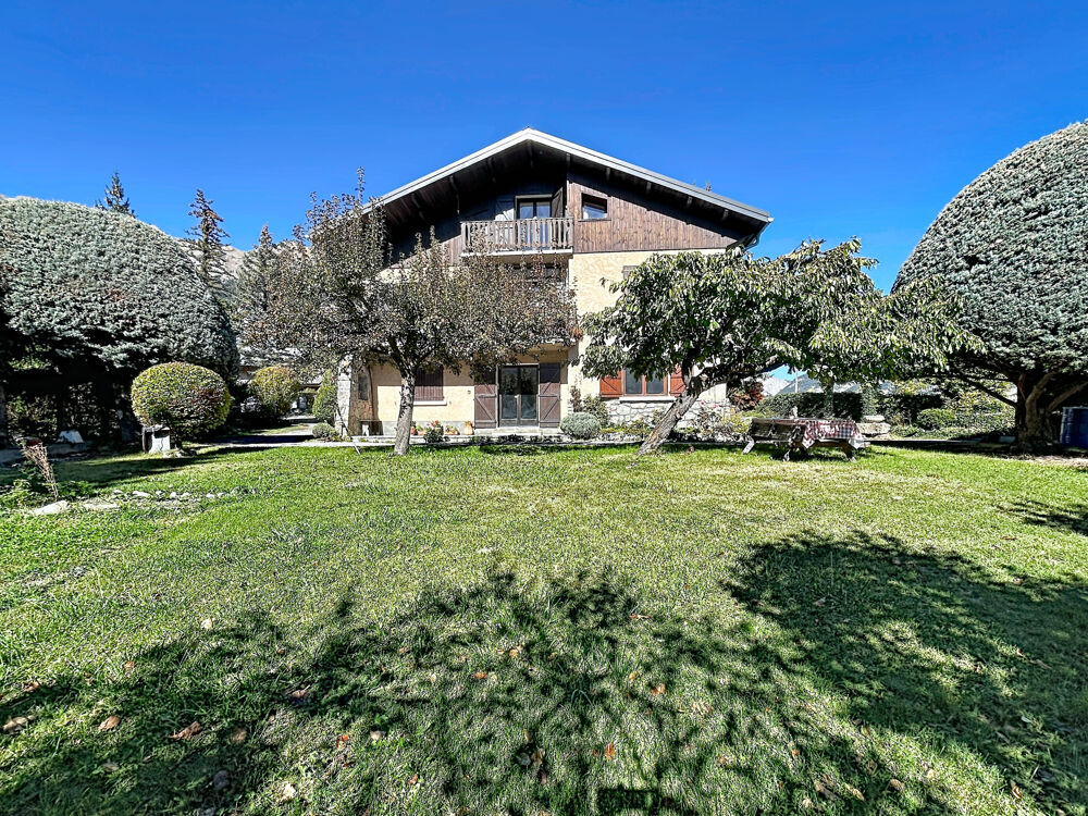 Vente Maison Maison familiale avec 2 appartements, garage double et terrain - Jausiers Jausiers