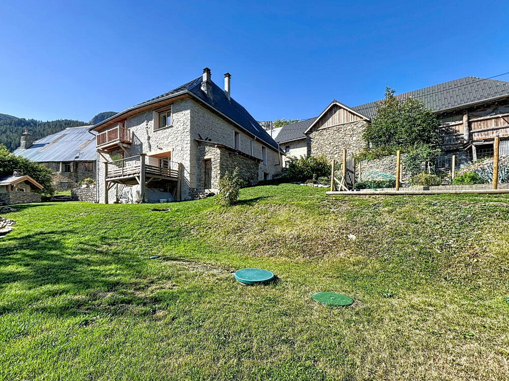 Ancien corps de ferme rénové avec dépendances et 3 400 m2 de terrain