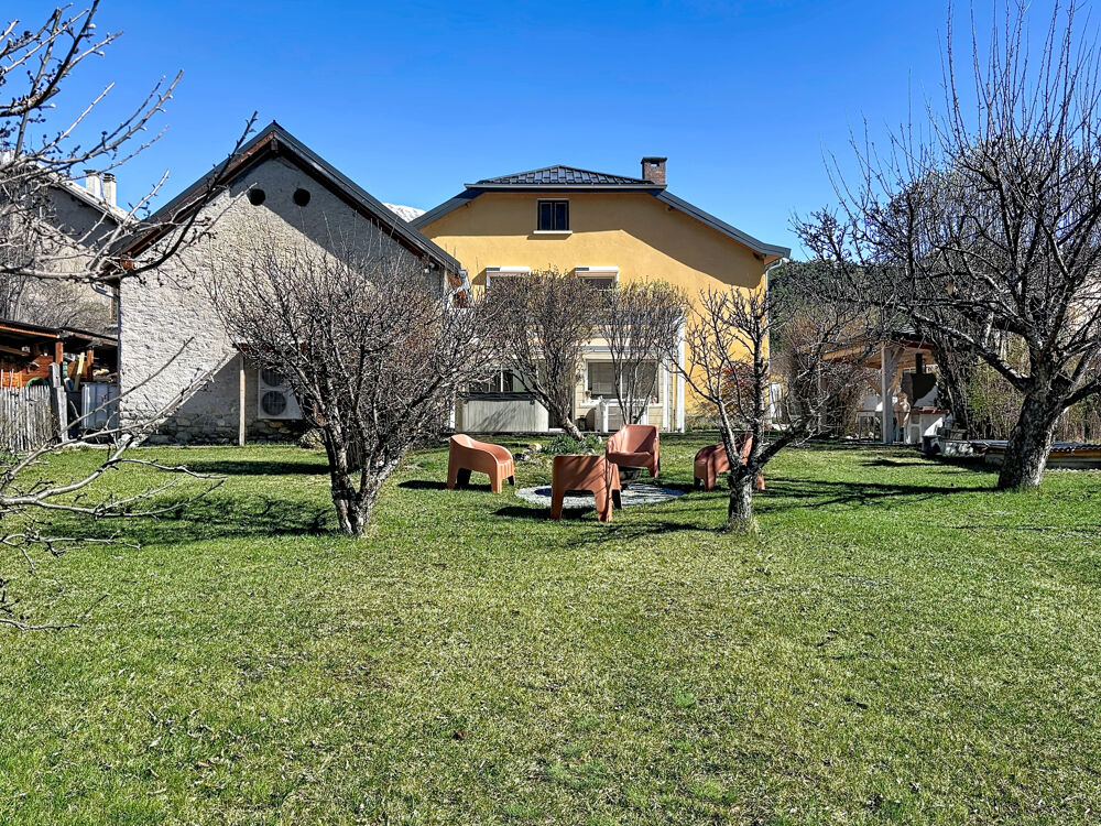 À vendre maison de caractère, 10 pièces à Jausiers (04850)