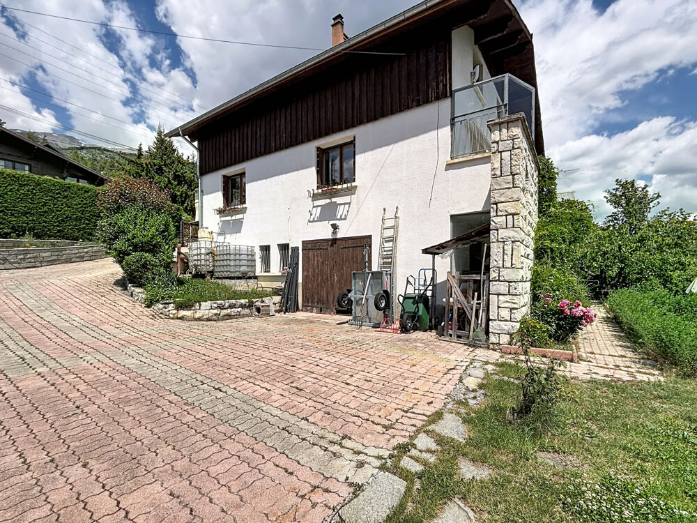 Viager occupé avec réserve d'usufruit Propriété de 216 m2 composée de 3 appartements Barcelonnette (04400)