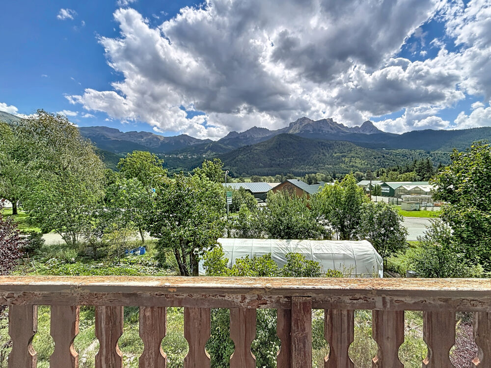 Maison composée de 3 appartements avec terrain et combles aménageables Barcelonnette (04400)