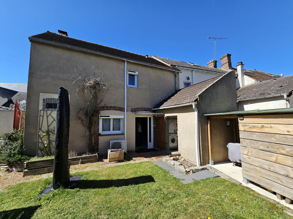 ENSEMBLE IMMOBILIER COMPOSÉ DE 2 MAISONS D'HABITATION - AUNEAU PROCHE