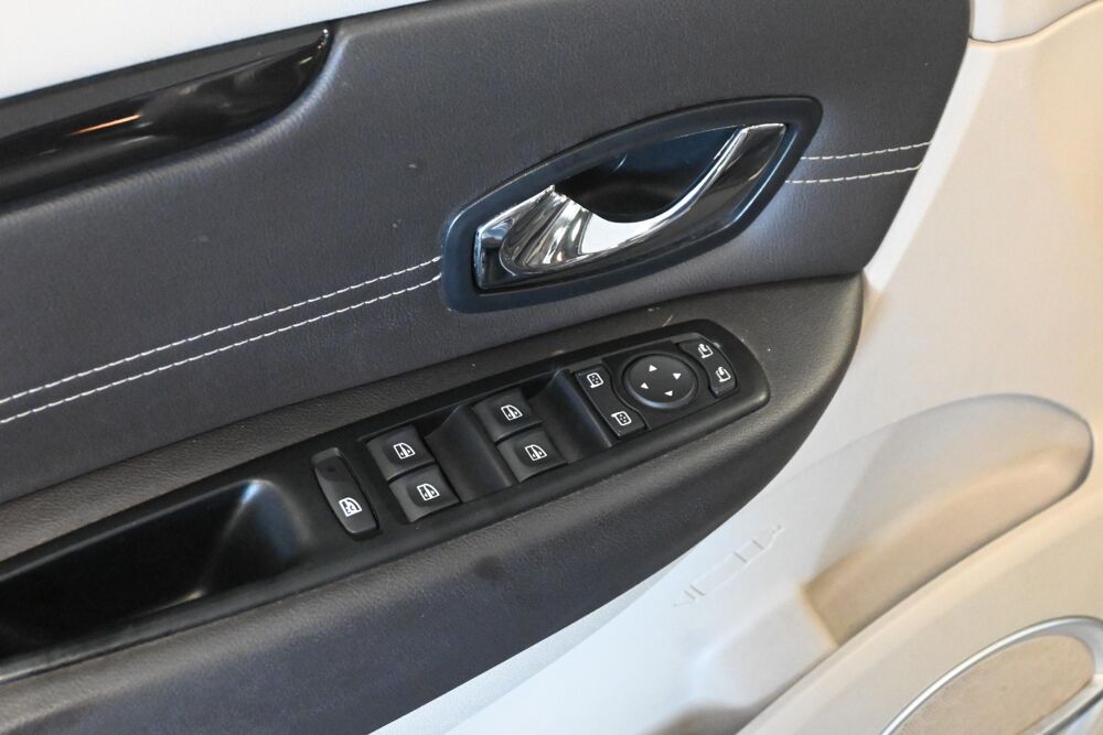 Grand Sc&eacute;nic III dCi 110 FAP eco2 Initiale EDC 7 pl 2014 occasion 72650 Saint-Saturnin