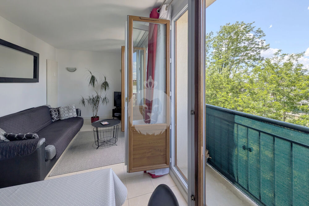 T3 DERNIER ETAGE PLACE DE MOLENES SUR COUR