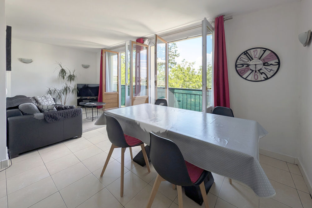 T3 DERNIER ETAGE PLACE DE MOLENES SUR COUR