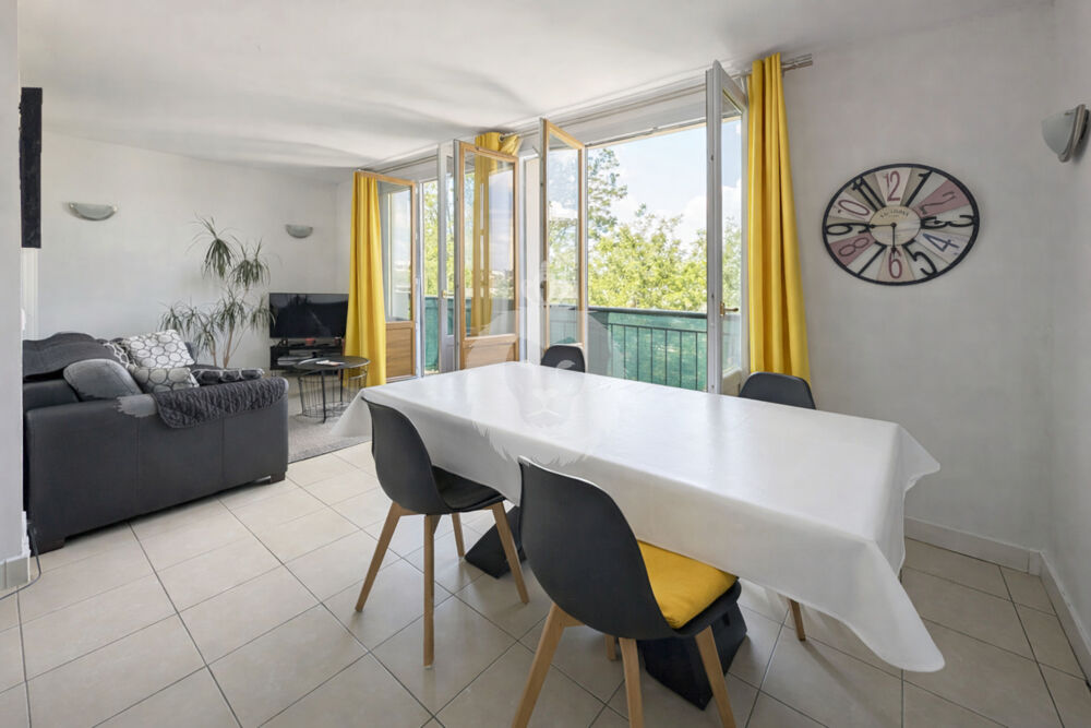 T3 DERNIER ETAGE PLACE DE MOLENES SUR COUR