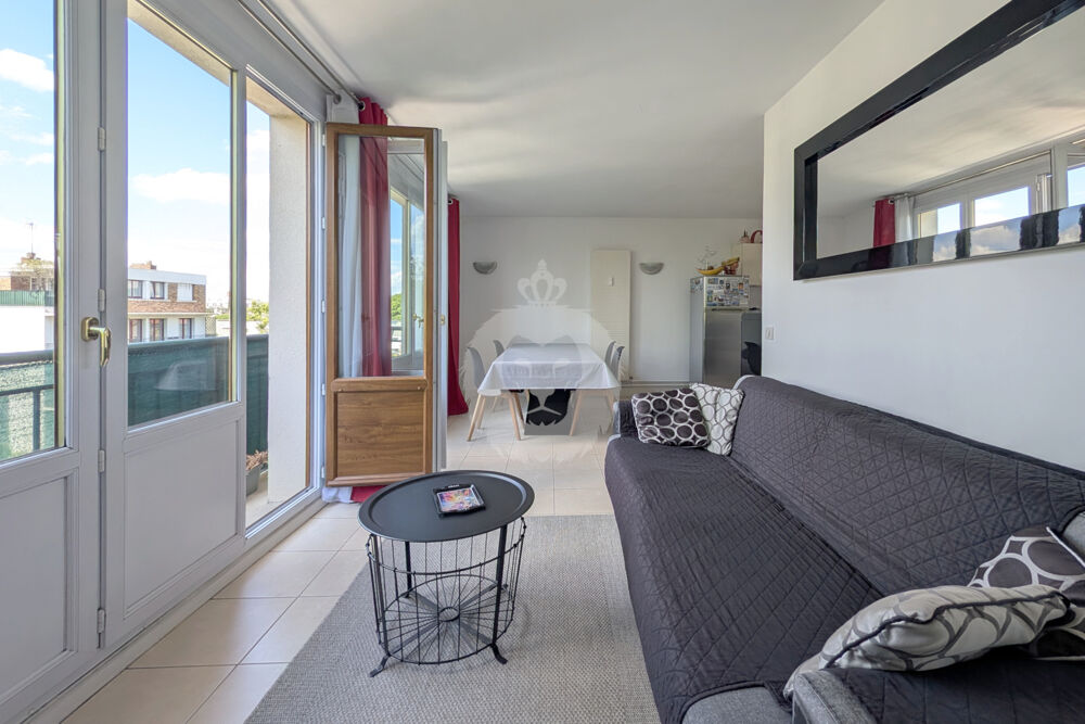T3 DERNIER ETAGE PLACE DE MOLENES SUR COUR