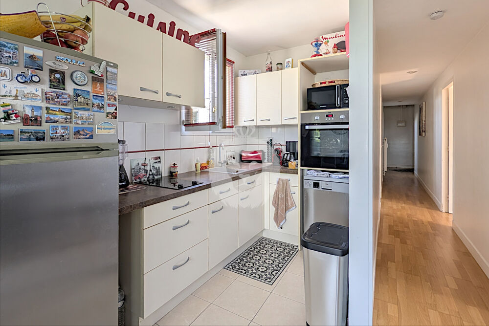 T3 DERNIER ETAGE PLACE DE MOLENES SUR COUR