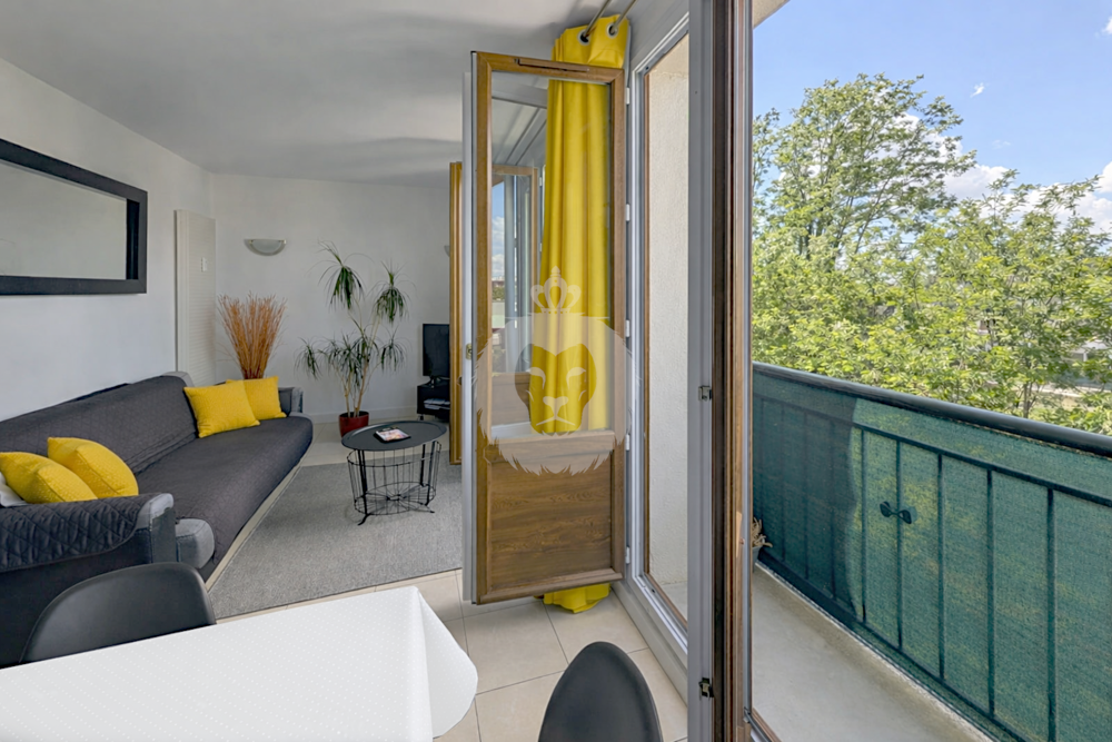 T3 DERNIER ETAGE PLACE DE MOLENES SUR COUR