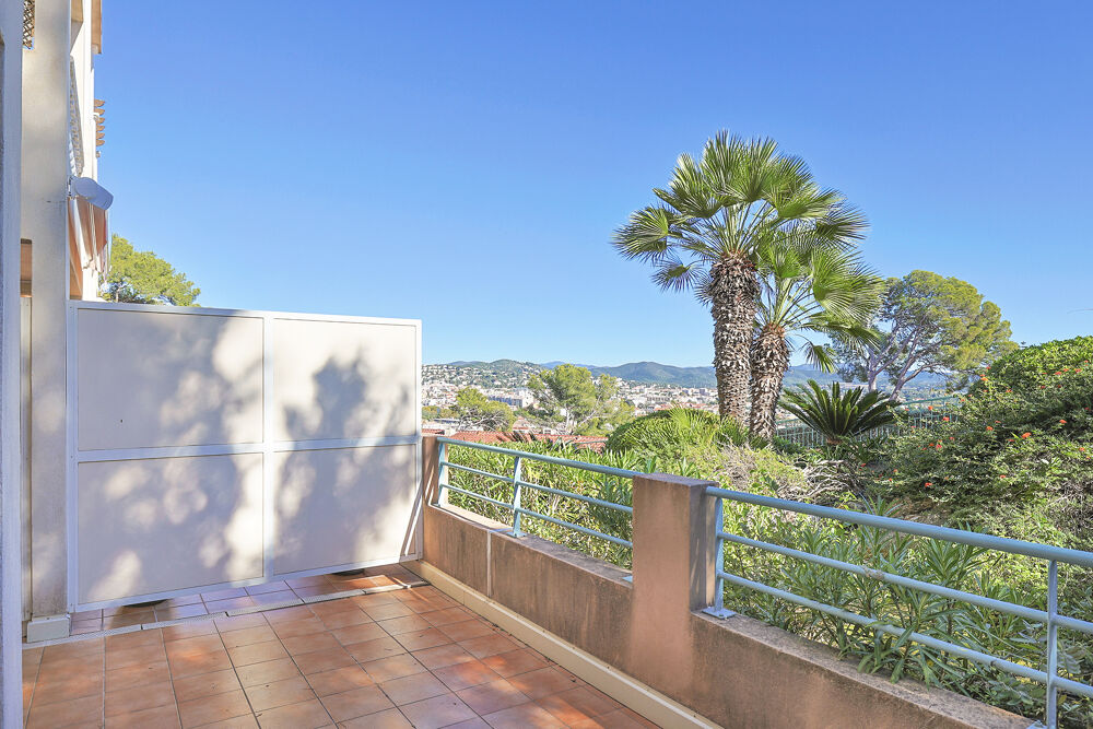 Vente Appartement Appartement T4 de 95 m2 avec terrasse de 42 m2 dans résidence de standing fermée et verdoyante Hyeres