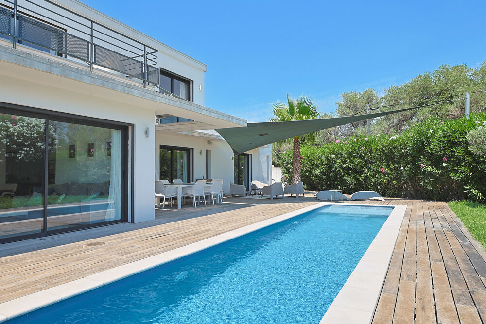 Villa d'architecte de 163 m2 exposée au Sud, avec piscine et terrain arboré, sans vis à vis