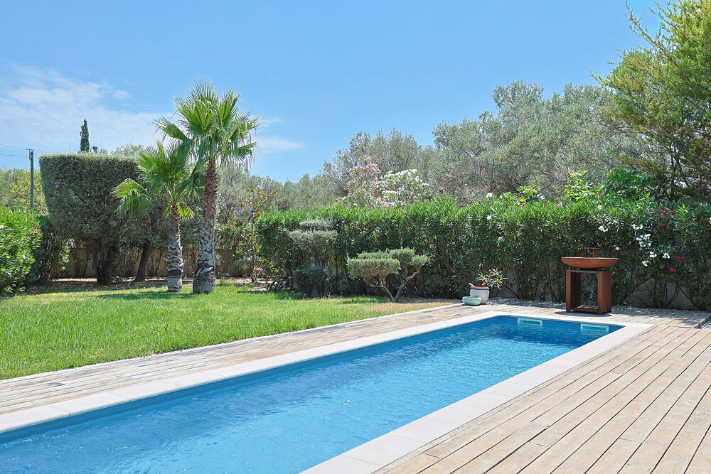 Villa d'architecte de 163 m2 exposée au Sud, avec piscine et terrain arboré, sans vis à vis