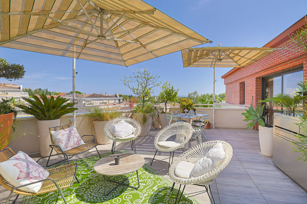 Vente Appartement Appartement 'toit terrasse ' dans une résidence de standing avec une terrasse de 66m2 et deux garages Hyères