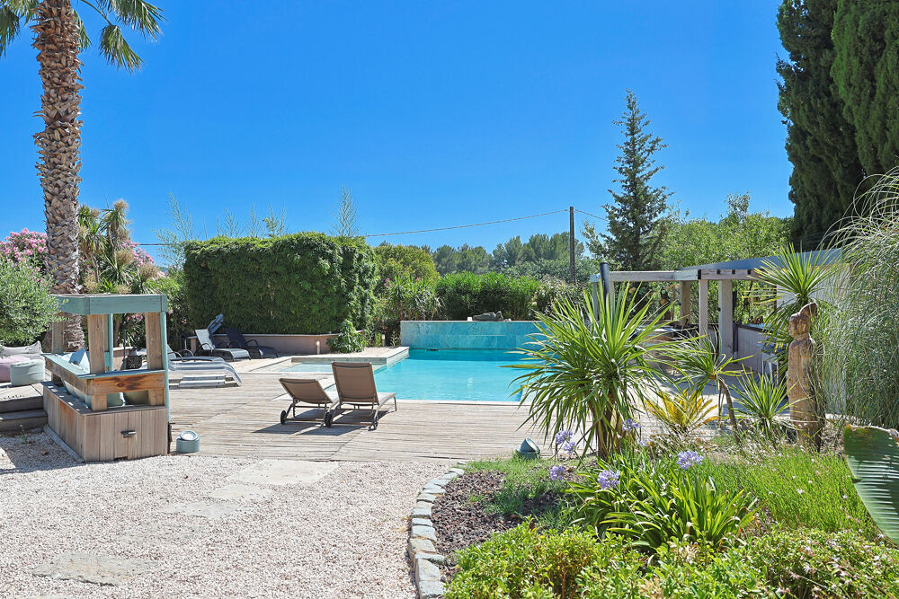Vente Maison Villa de caractère  de 211 m2 au coeur des vignes avec piscine exposée plein sud Cuers