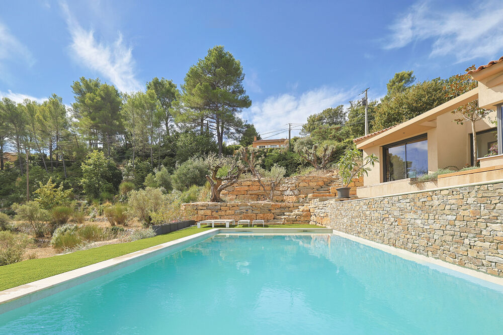 Villa d'architecte avec VUE MER et piscine en position dominante au calme sans vis