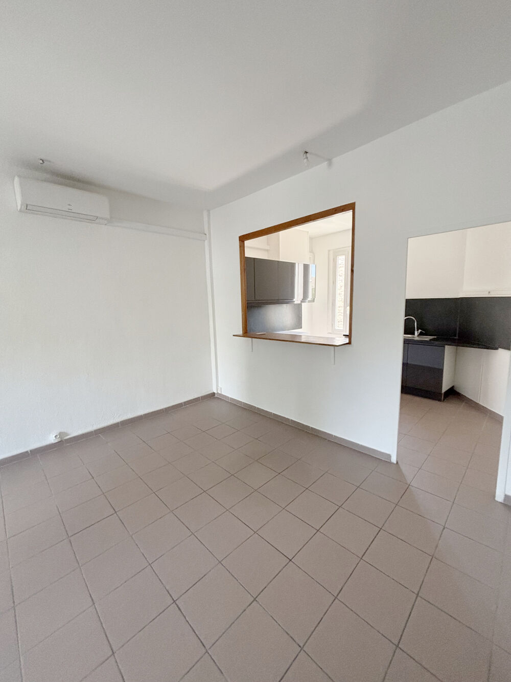 Vente Appartement Appartement T2 de 54 m2 en dernier étage avec balcon au centre ville de Hyères Hyeres