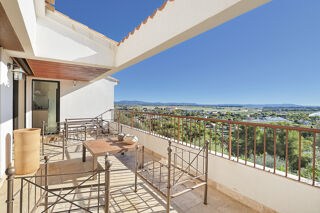 Vente Maison Villa contemporaine de 221 m2 avec vue mer, au calme, sur un terrain arboré de 1830M2 Hyères