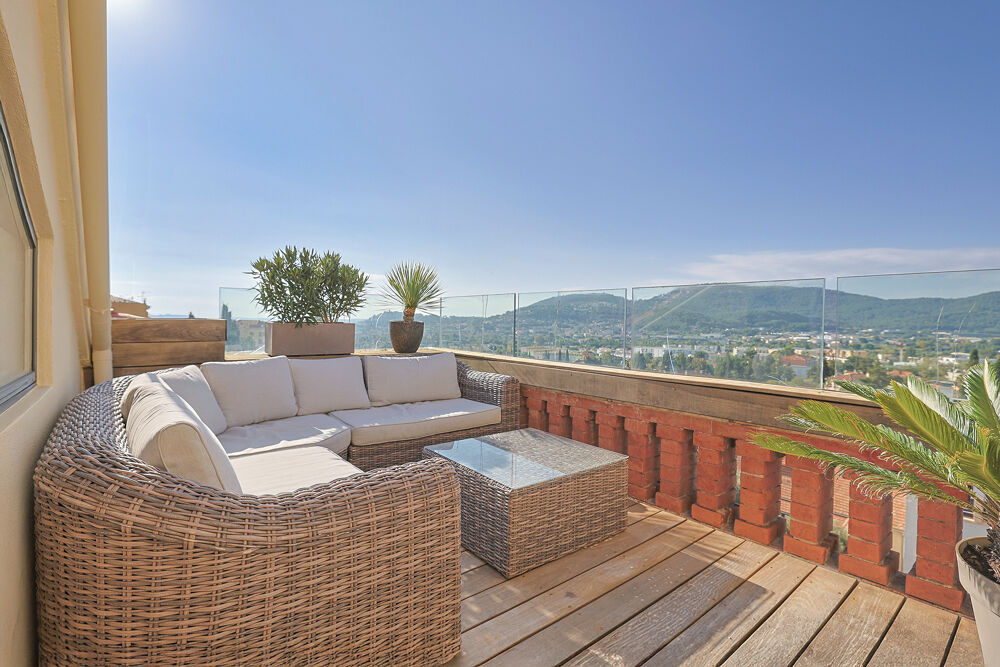 Vente Appartement Superbe T5 vue mer avec terrasse et parking Hyeres