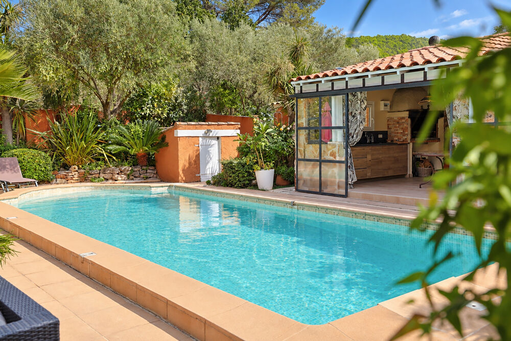 Vente Maison Villa de 171 m2 avec piscine et jardin arboré de 5202 m2 au calme Carqueiranne