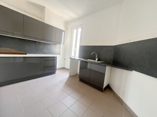 Vente Appartement Appartement T2 de 54 m2 en dernier étage avec balcon au centre ville de Hyères Hyères