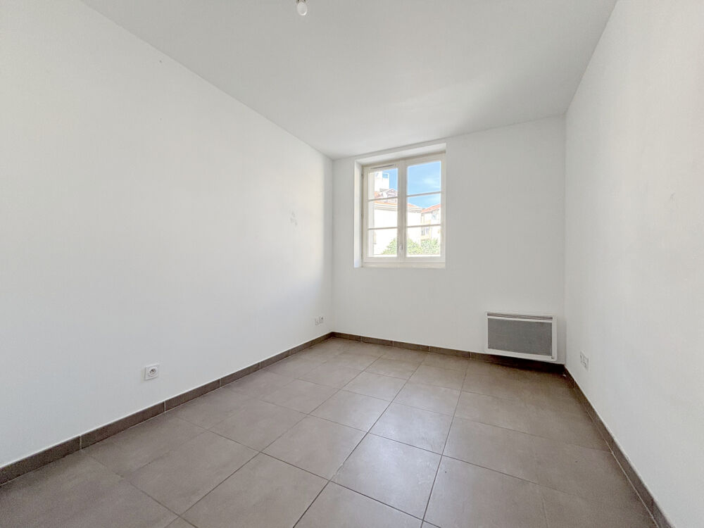Appartement T2 de 47 m2 en étage avec ascenseur et terrasse au centre ville de Hyères