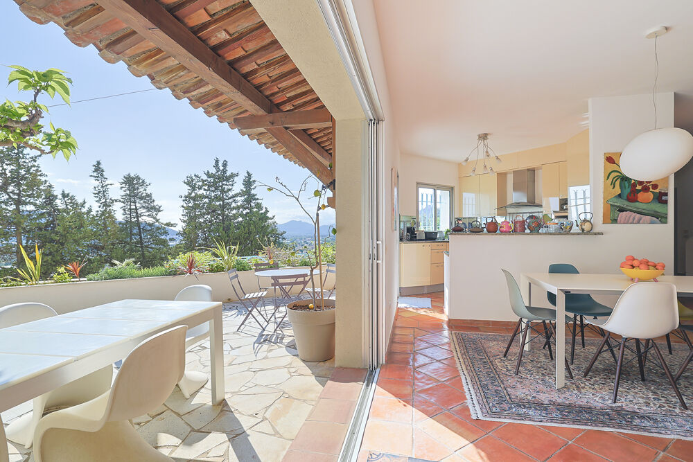Vente Maison Villa T5 de 145 m2 avec piscine offrant une superbe vue dégagée sur la ville de Hyères Hyeres