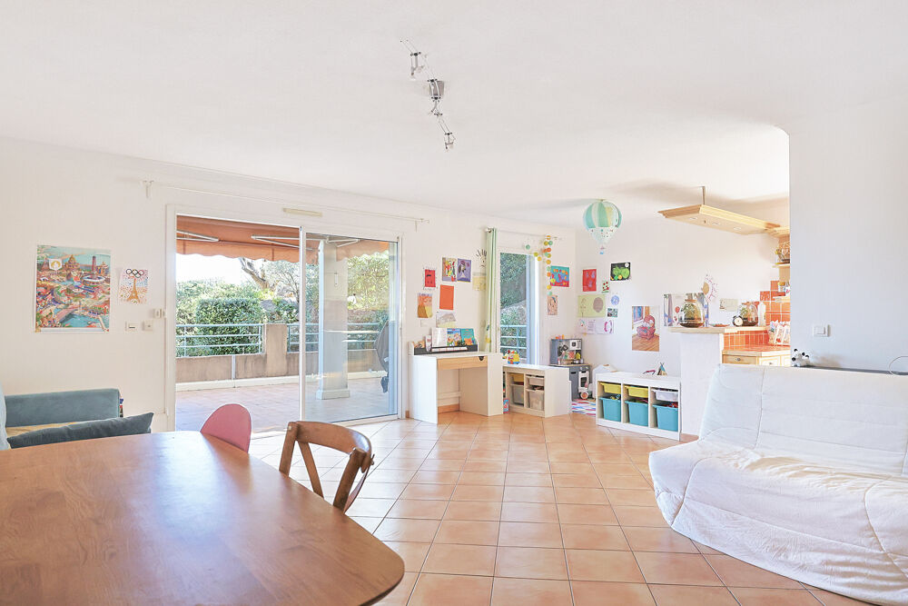 Vente Appartement Appartement T4 de 95 m2 avec terrasse de 42 m2 dans résidence de standing fermée et verdoyante Hyeres