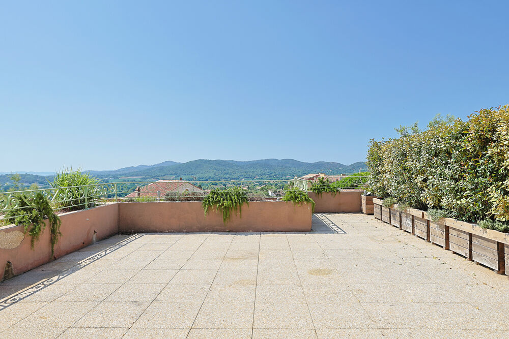 Appartement de 85 m2 avec terrasse de 70 m2 et vue dégagée, commerces à pied, avec deux garages