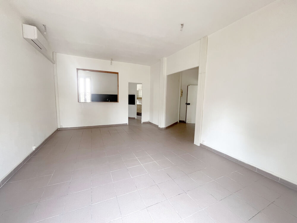 Vente Appartement Appartement T2 de 54 m2 en dernier étage avec balcon au centre ville de Hyères Hyères