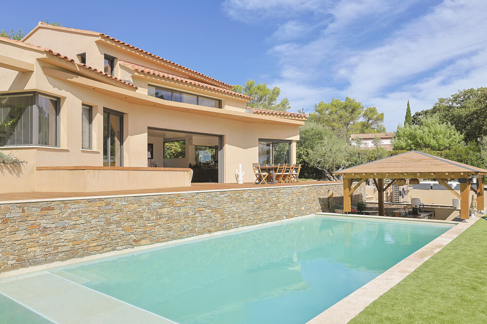 Villa d'architecte avec VUE MER et piscine en position dominante au calme sans vis