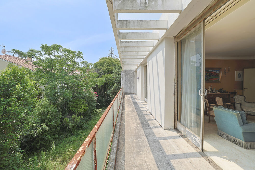 Vente Maison Villa d'architecte de 383 m2 habitables avec garage et terrain de 1011m2 au calme en impasse Hyères