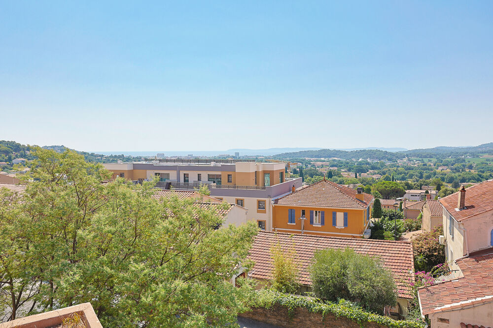 Appartement de 85 m2 avec terrasse de 70 m2 et vue dégagée, commerces à pied, avec deux garages