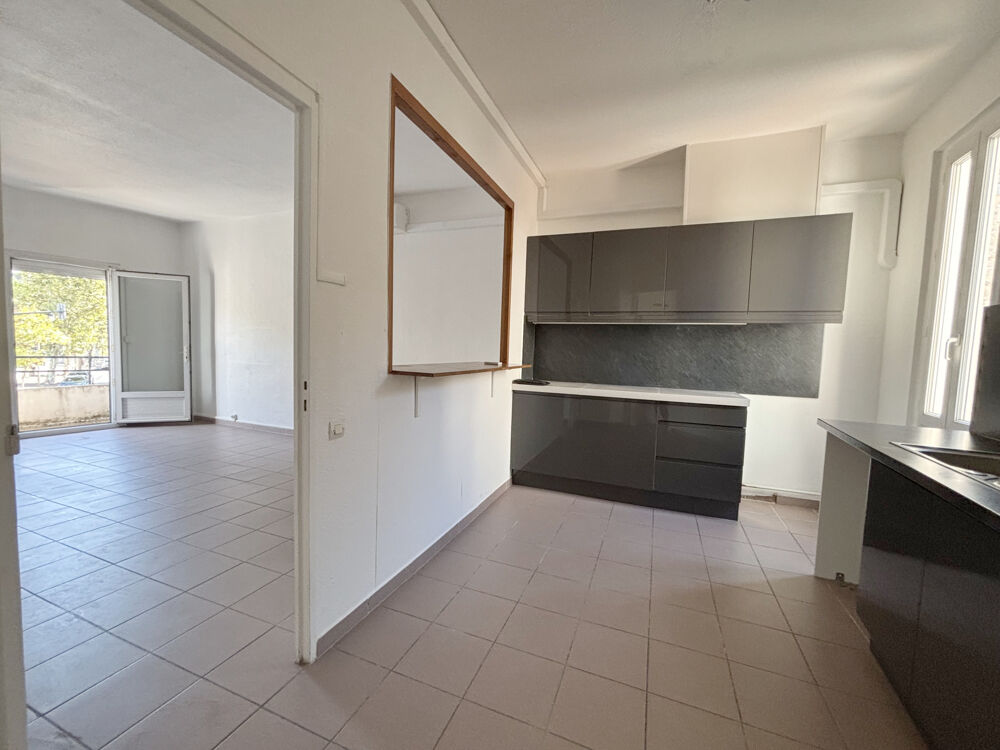 Vente Appartement Appartement T2 de 54 m2 en dernier étage avec balcon au centre ville de Hyères Hyères