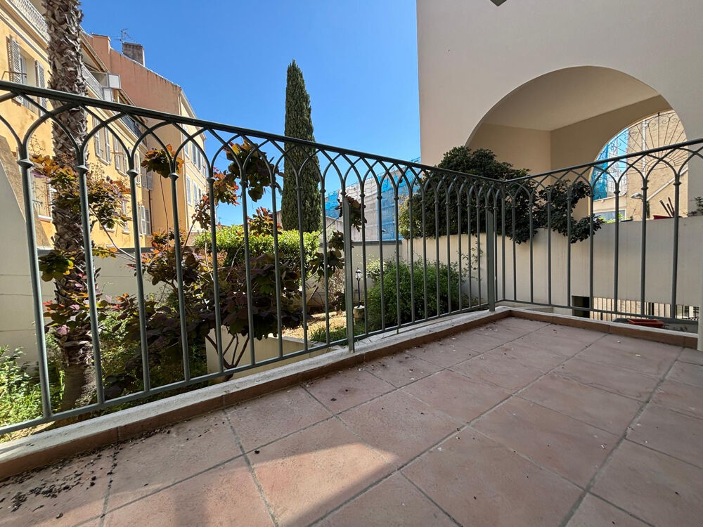 Vente Appartement Appartement T2 de 42m2 en étage avec ascenseur et terrasse et garage au centre- ville de Hyères Hyeres