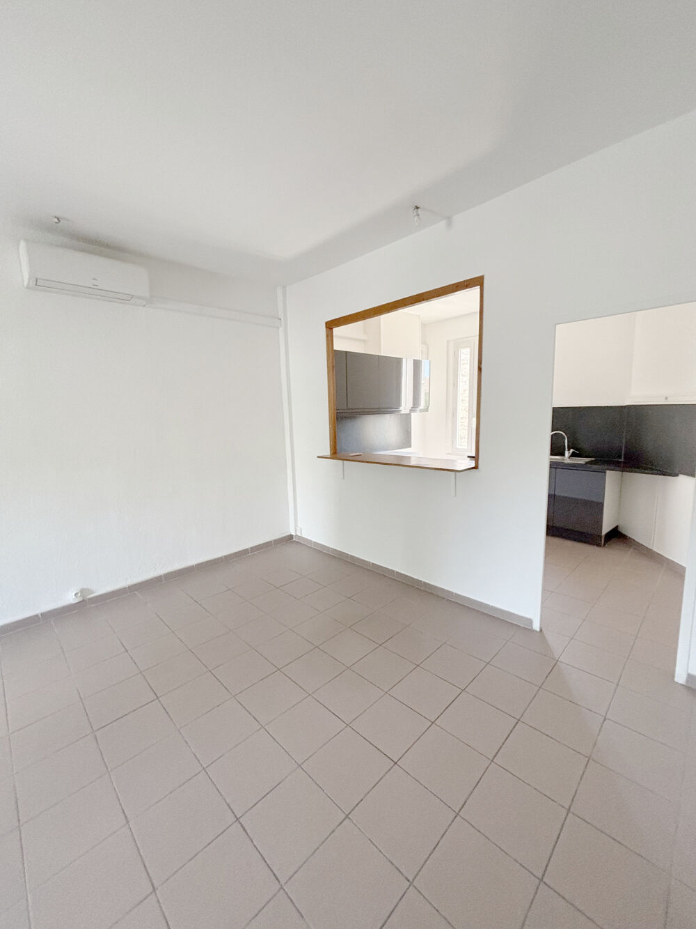 Vente Appartement Appartement T2 de 54 m2 en dernier étage avec balcon au centre ville de Hyères Hyères