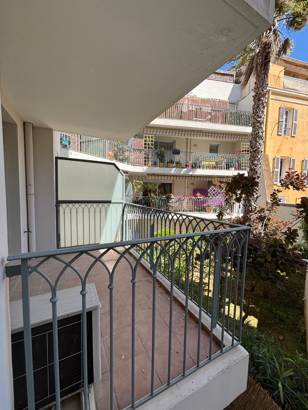 Vente Appartement Appartement T2 de 42m2 en étage avec ascenseur et terrasse et garage au centre- ville de Hyères Hyeres